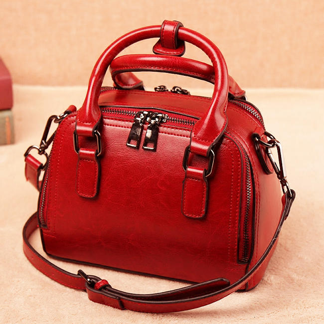 How red dress collocation leather bag